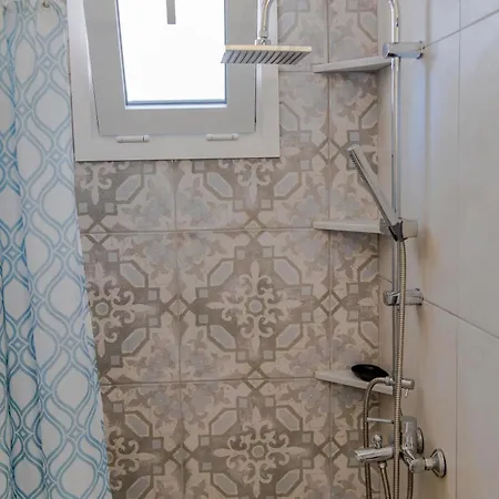 Rafaela's Sea View House דירה