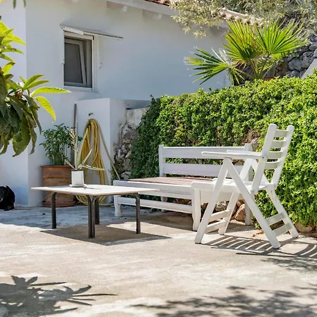 Rafaela's Sea View House דירה